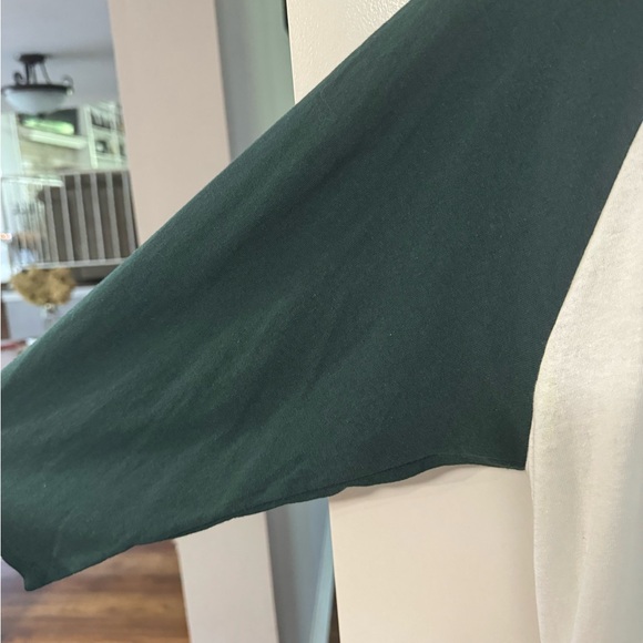 Men’s Quarter Sleeve Christmas Graphic T. Size: L - Picture 2 of 5